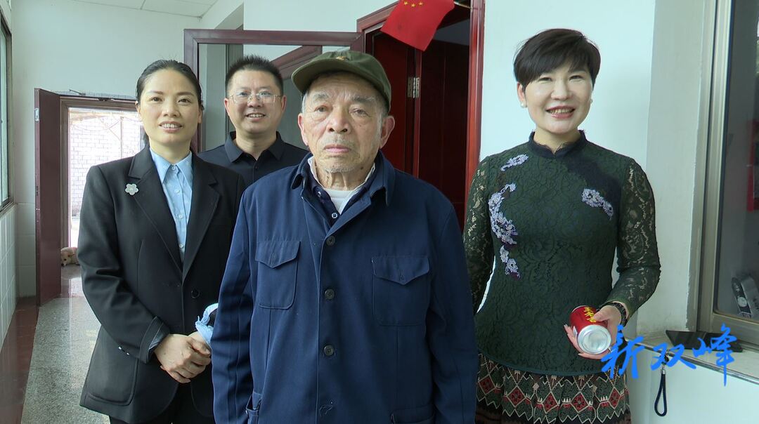 县委党校2023年春季主体班学员代表看望慰问光荣院老人