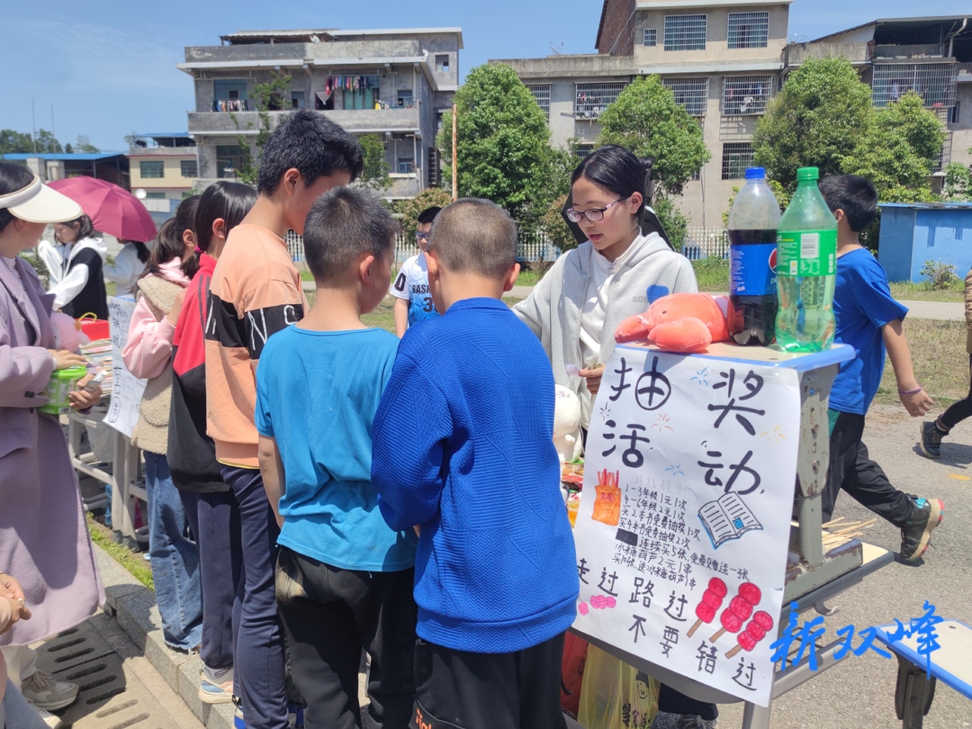 跳蚤书市义卖忙 浓浓书香溢满校——甘棠镇中心小学举办第二届“跳蚤书市”义卖活动