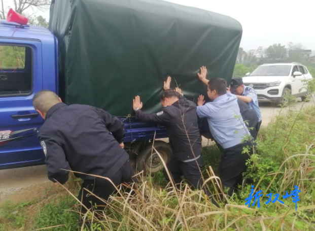 【我为群众办实事】村民路遇困难，民警倾力相助