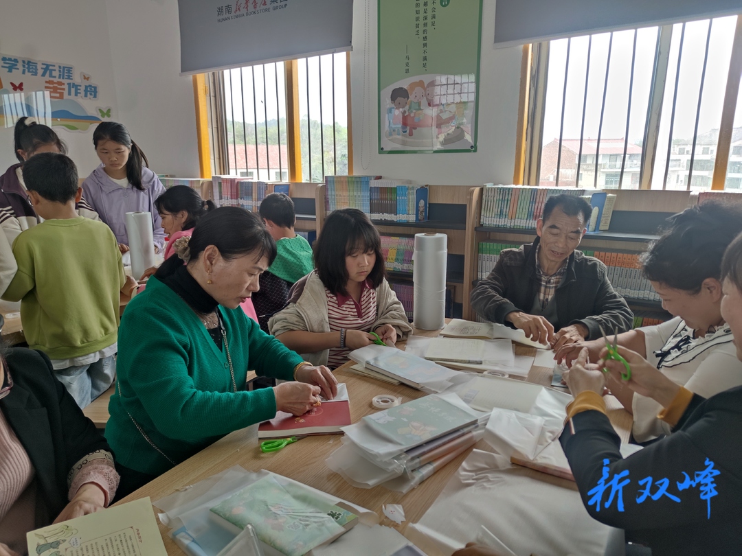 为书穿“衣” 用心呵护     ——甘棠镇中心小学开展图书“包书皮”活动