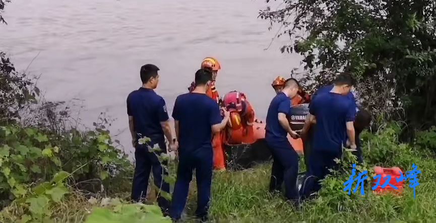 双峰一男子钓鱼被困河中 消防人员紧急救援