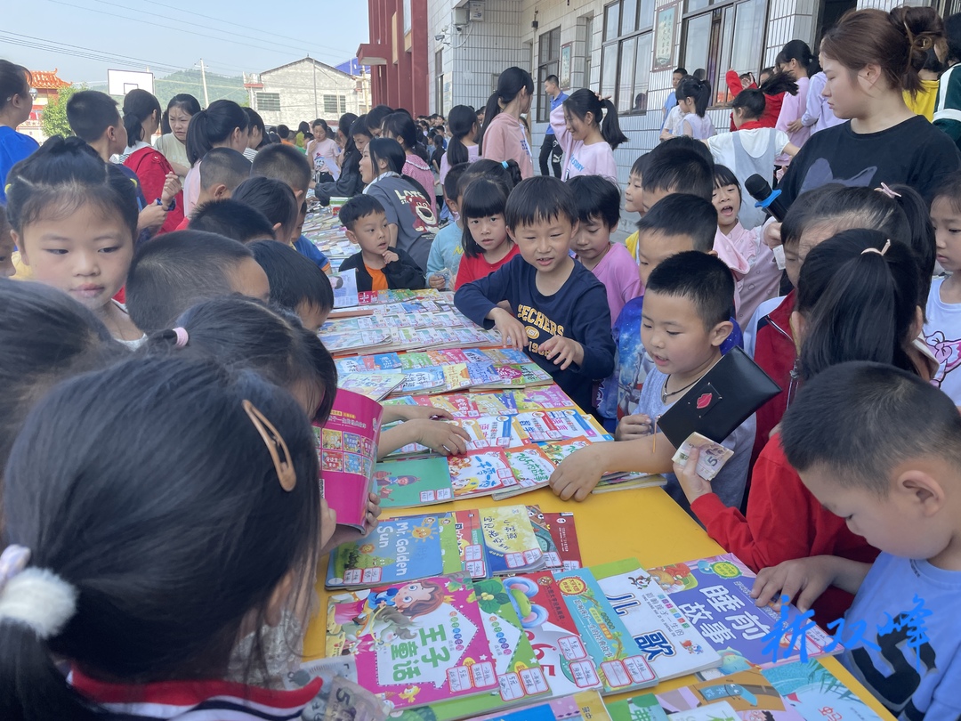 龙塘学校开展首届“图书跳蚤市场”活动