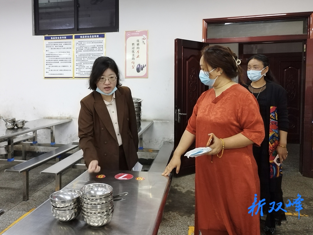 县领导督导检查湾田学校食品安全“两个责任”落实情况