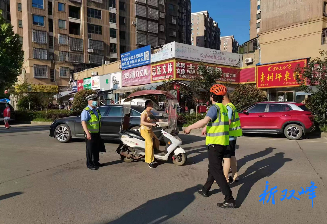 永丰街道开展校园周边道路涉摩、涉电整治活动