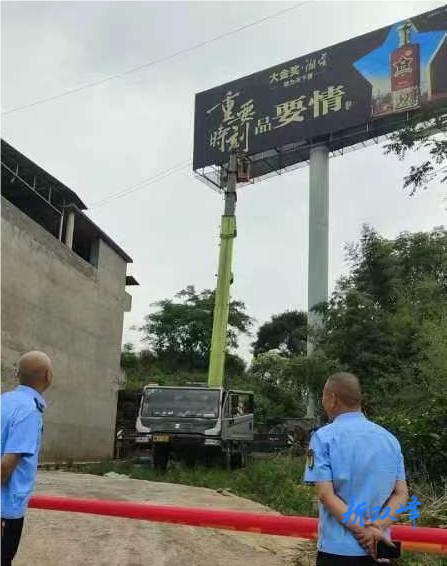 双峰县交通执法大队：安全拆除5处违法广告牌