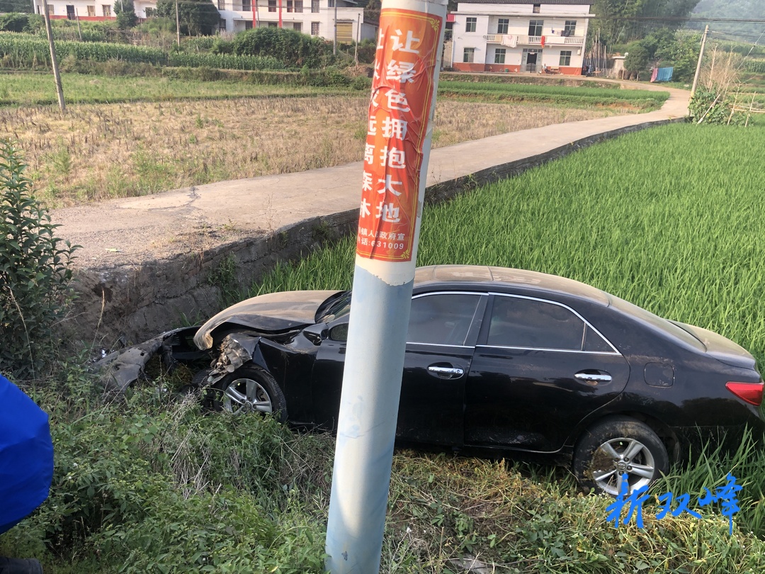 双峰县红十字蓝天救援队自发协助伤者就医