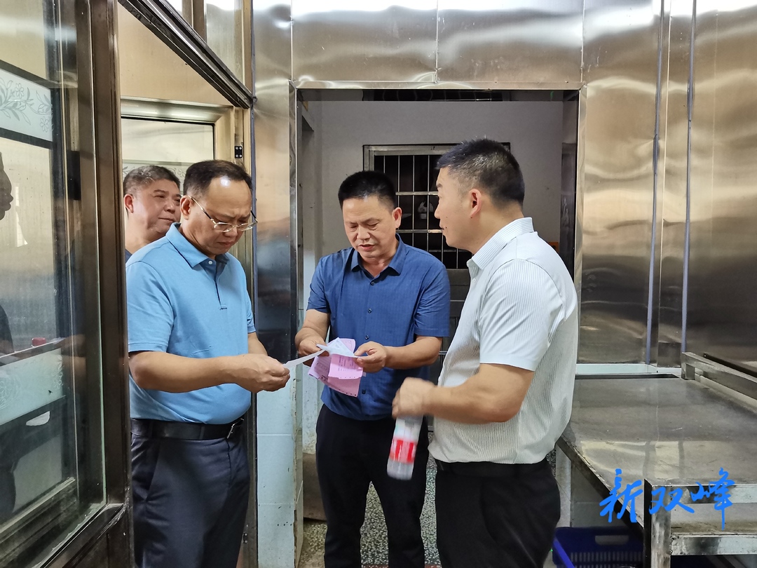 段平屏到走马街镇督导食品安全工作并看望慰问困难党员