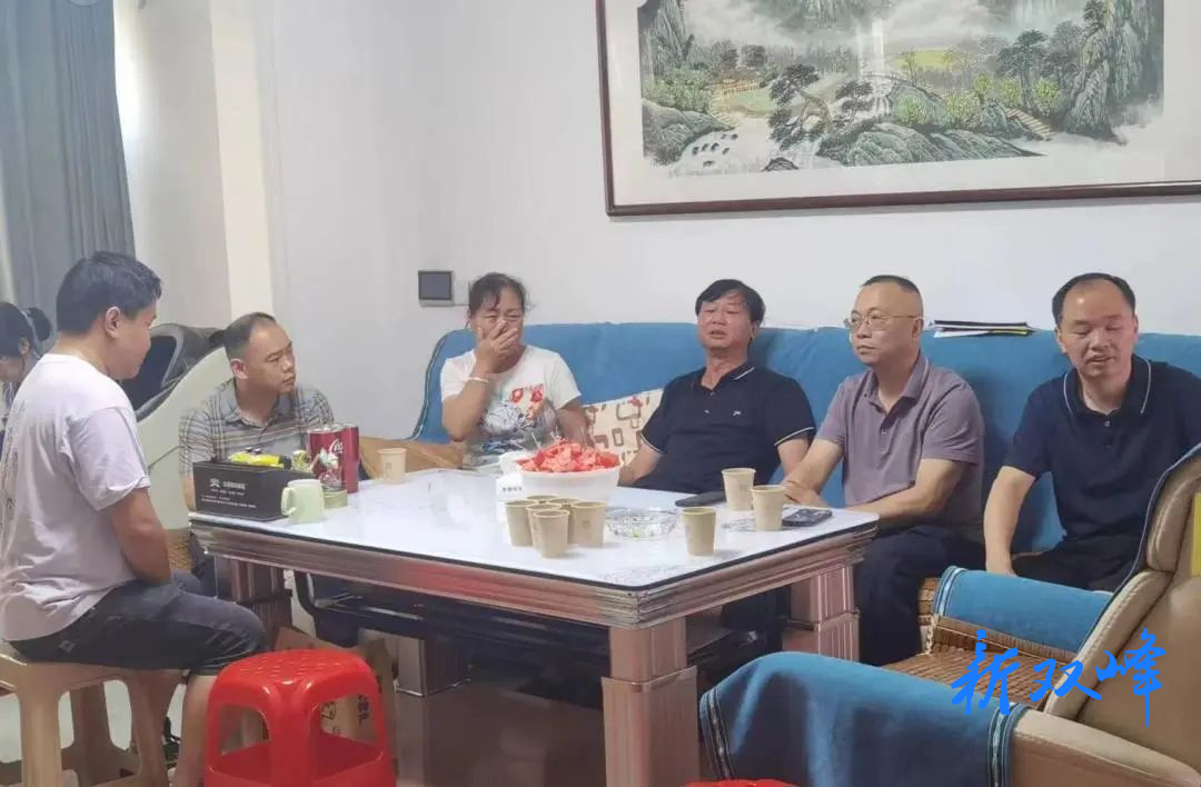 娄底市委基层党建办来双峰看望慰问因公牺牲民警朱耀祥家属