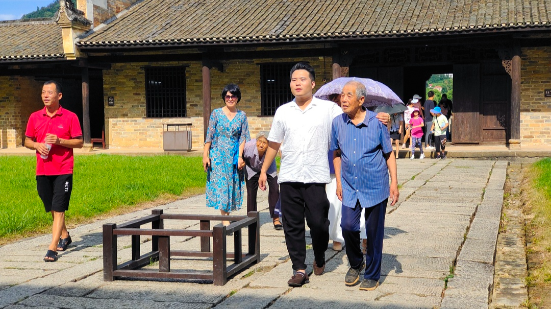 双峰：鲐背老人九十大寿不办酒 参观富厚堂传承好家风