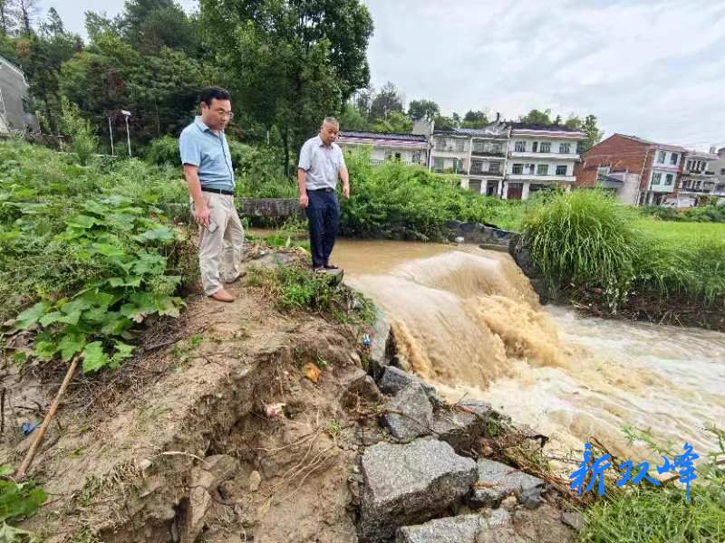 双峰县荷叶镇：闻汛而动 深入一线查看灾情