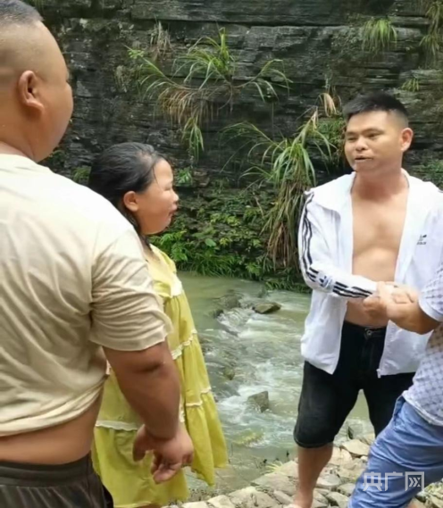 双峰县永丰街道干部湘西凤凰勇救2名落水游客