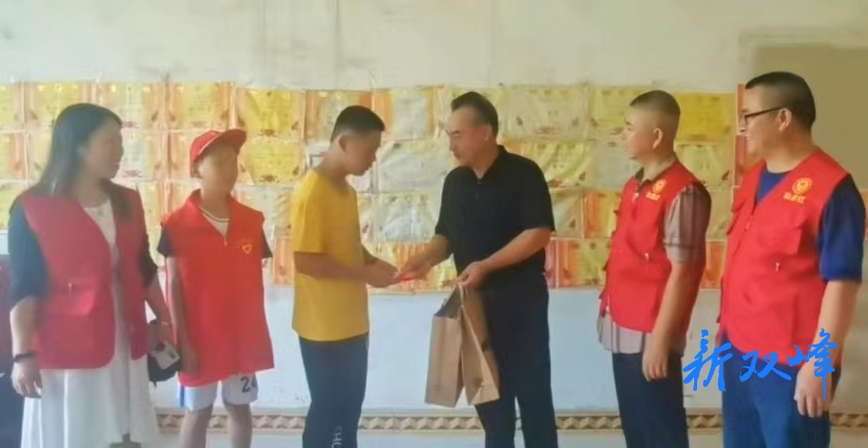 杏子铺镇开展爱心助学活动