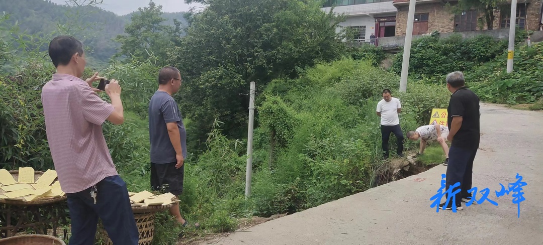 荷叶镇：开展农村公路安全隐患排查 筑牢安全防线