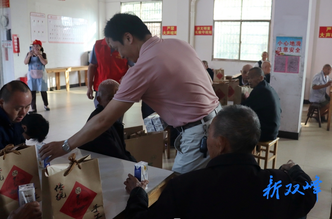 印塘乡：政协委员慰问敬老院老人