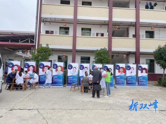 杏子铺镇社工站组织医疗队为特困老人提供义诊服务