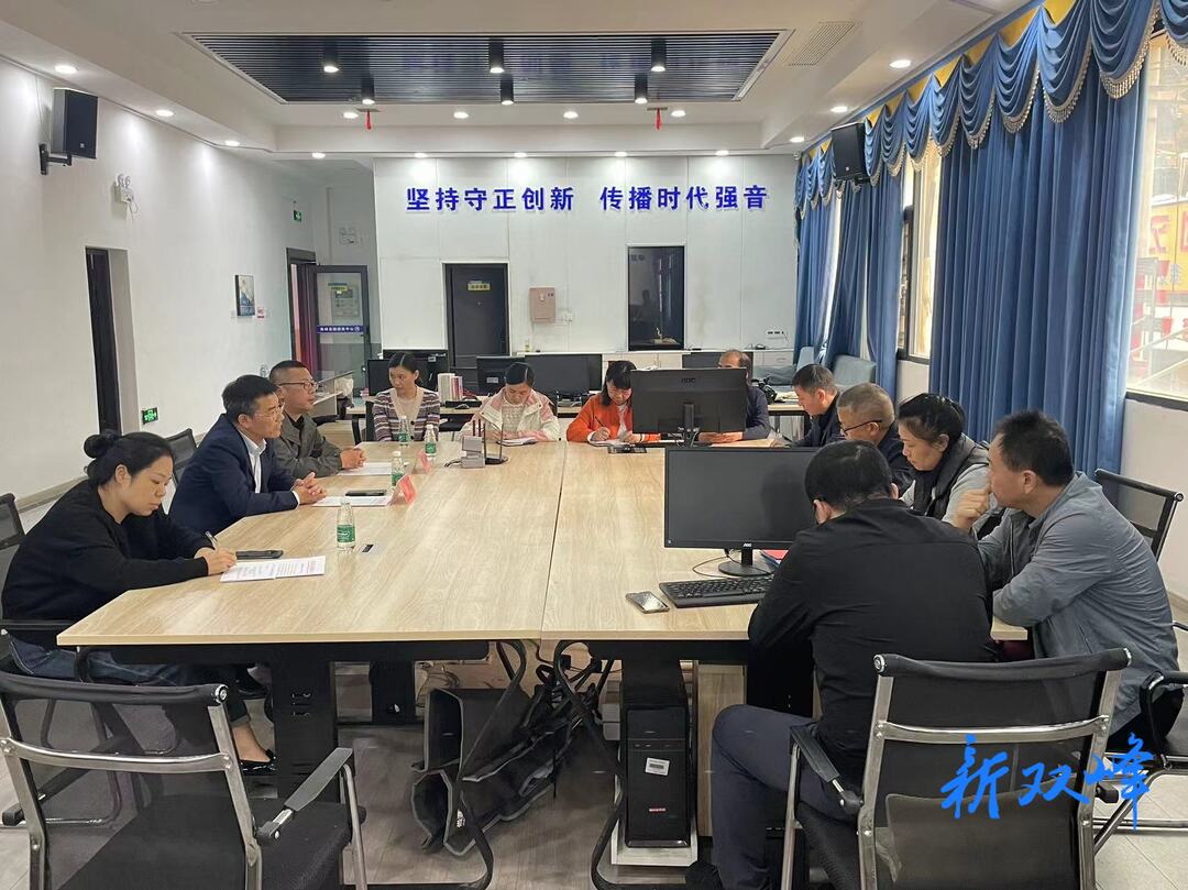 庆祝第24个中国记者节：县领导到县融体中心看望慰问新闻工作者