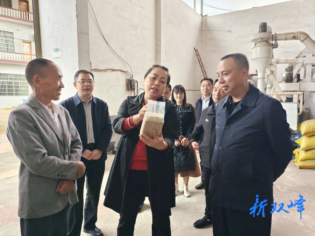 李有才走访慰问梓门桥镇全国劳动模范李耀春