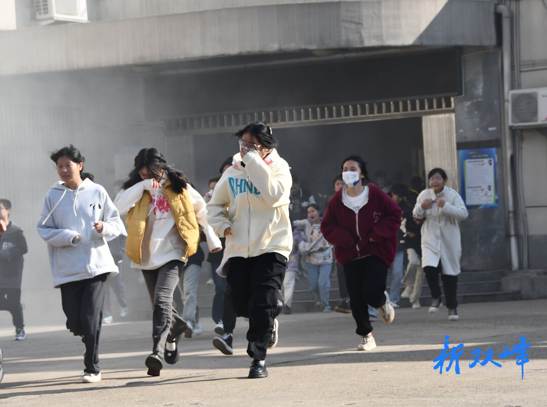 双峰县职业中专学校举行应急疏散演练活动