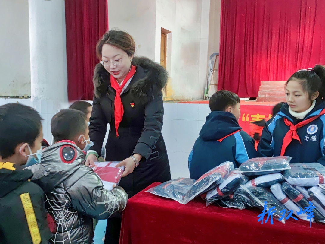 衣暖童心，爱满校园——甘棠镇中心小学举行校服捐赠仪式