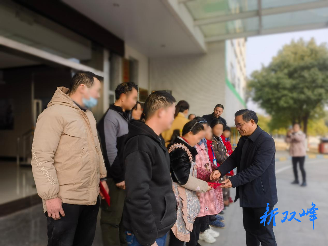 县总工会慰问荣诚鞋业困难职工
