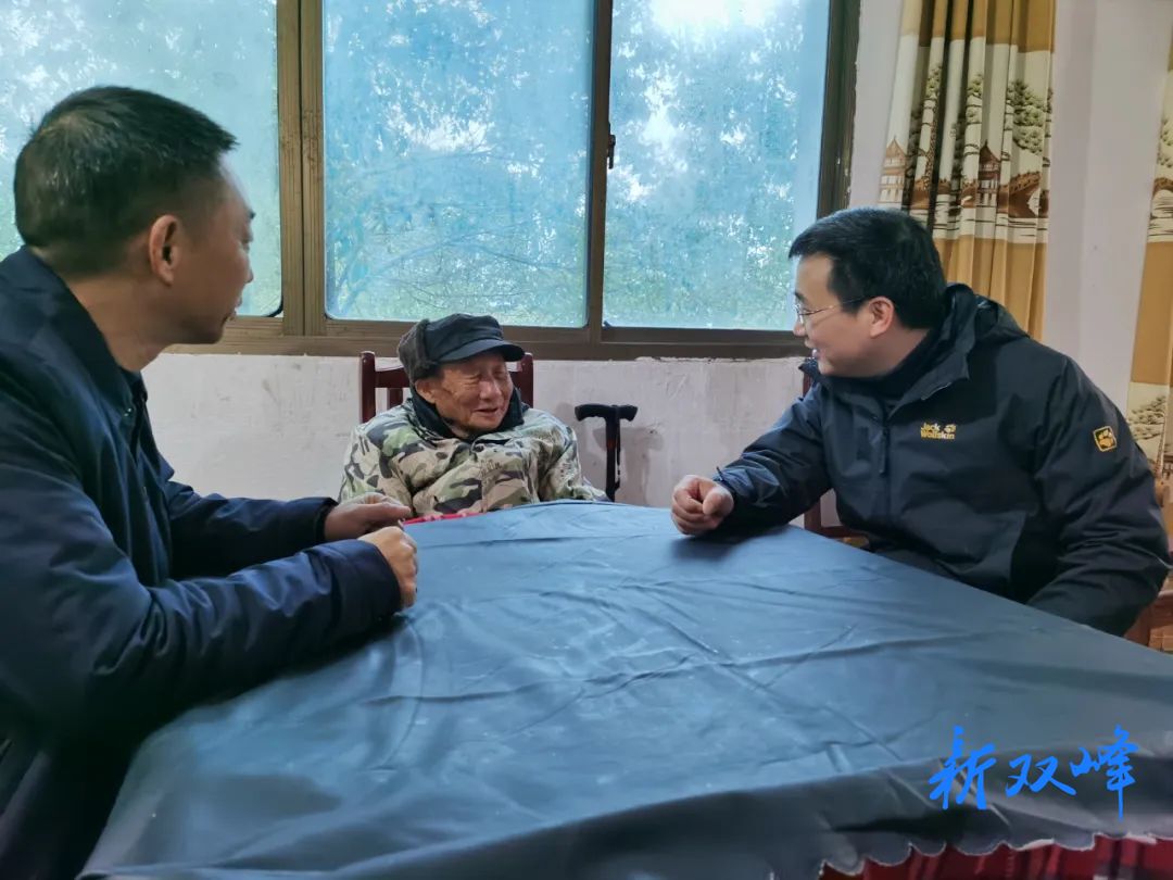 县领导到梓门桥镇指导低温雨雪冰冻灾害天气防范工作并走访慰问困难群众