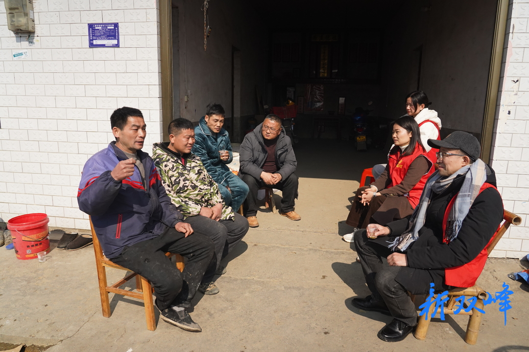 双峰：爱心人士看望慰问青树坪镇救人英雄李梅裕、李彪