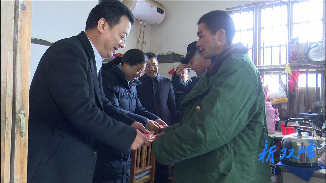 戴志雄等县领导看望慰问奋不顾身跳入水塘中救人的村民李梅裕、李彪