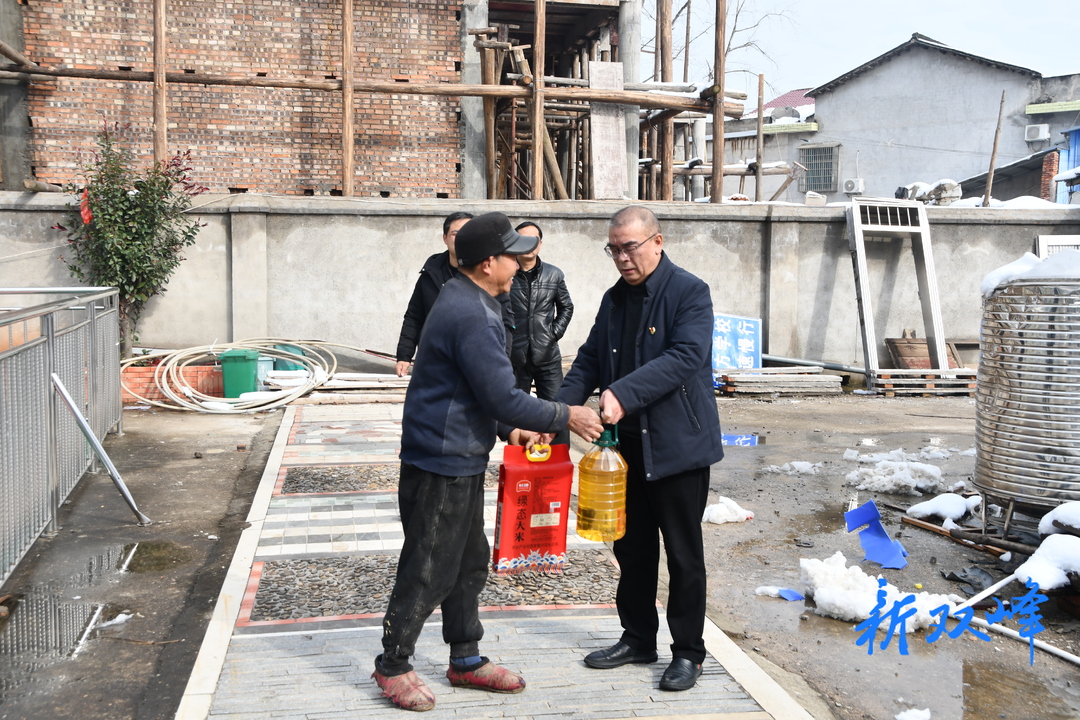 职业中专：雪中送爱暖民心