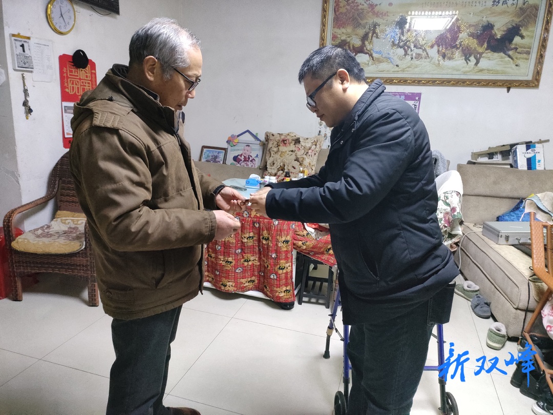 双峰县气象局节前走访慰问退休老干部