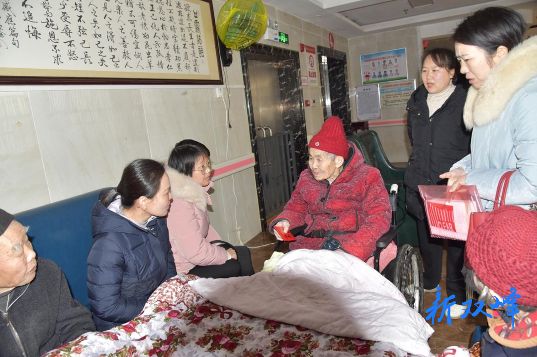 县妇联春节前夕走访慰问退休老干部和老党员