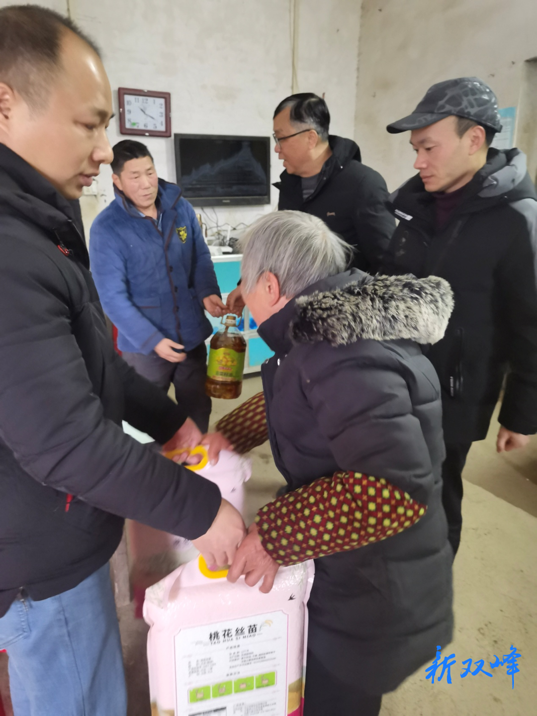 双峰县贸促会、县农业银行：走访慰问送真情 浓浓关爱暖人心