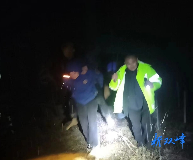 双峰县蓝天救援队冒风雪找回走失老人