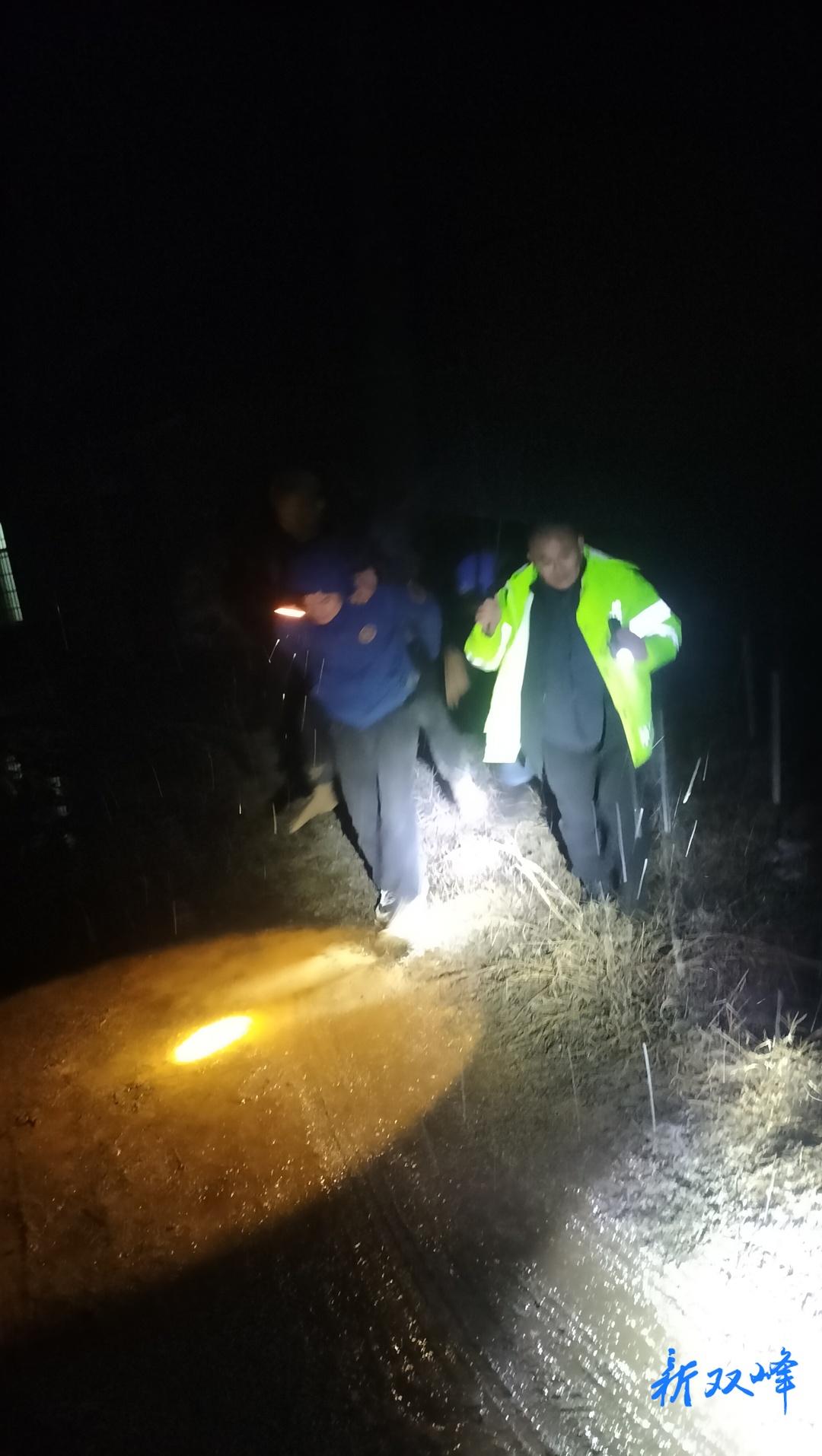 双峰县红十字蓝天救援队：雪夜救援