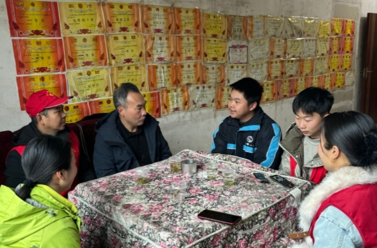 杏子护苗爱心会：爱心助学  情暖贫困学子