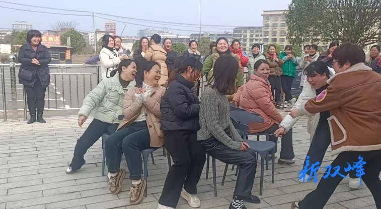 青树坪镇举办庆“三八”女子趣味运动会