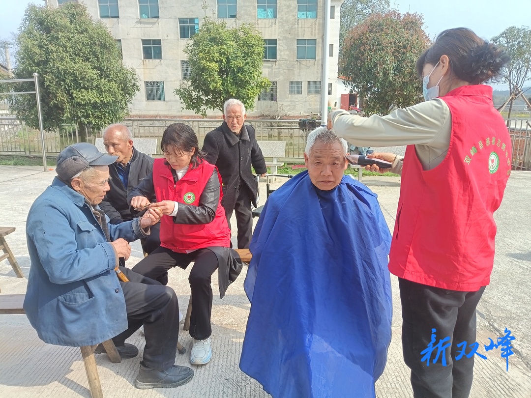 情系敬老院 春日送温暖——双峰慈善志愿者协会慰问敬老院老人