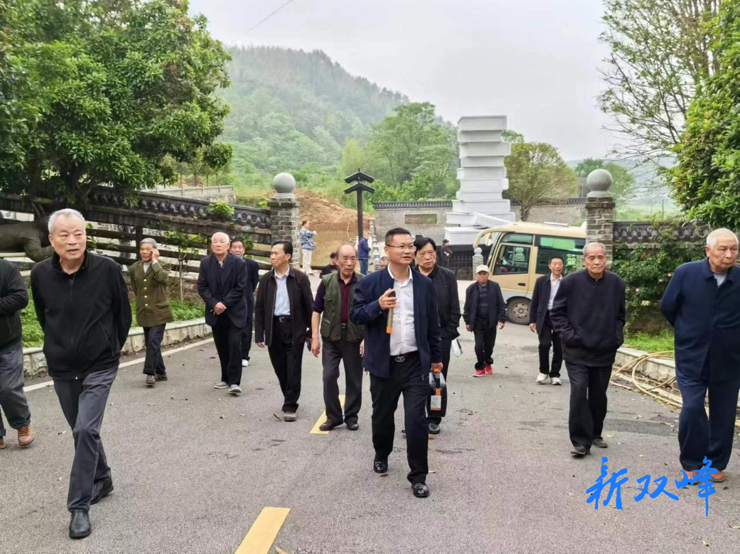杏子铺镇开展老干观摩座谈活动