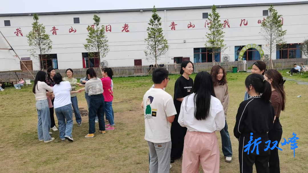 永丰街道中心小学举行青年教师读书分享活动