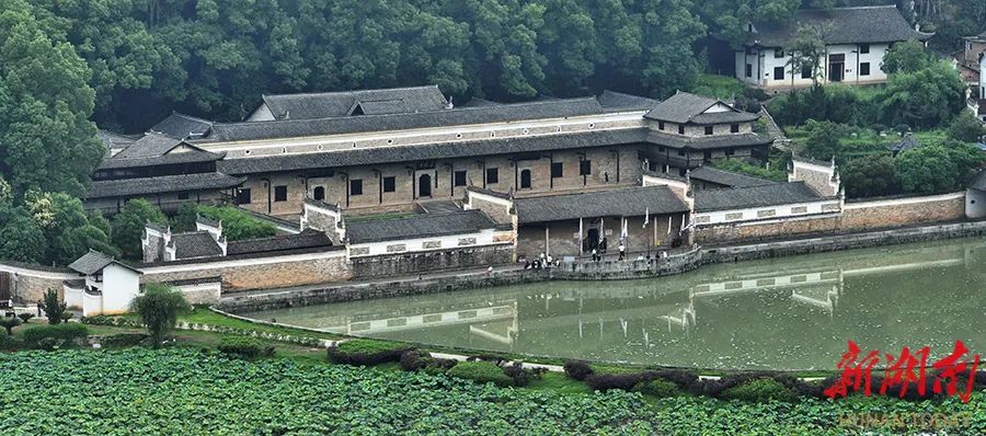 双峰县荷叶镇,游客在参观全国重点文物保护单位曾国藩故居——富厚堂