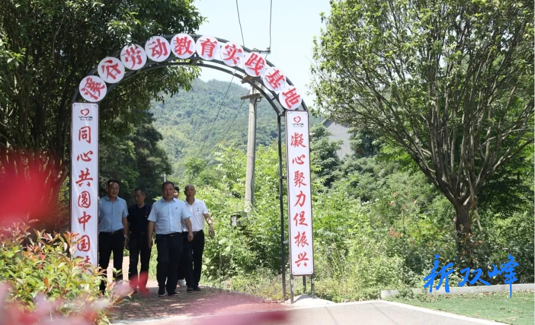 好风景变身好“钱景”，敢叫穷村焕新颜——记双峰县人大代表周建良