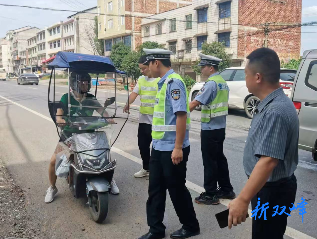 印塘乡：交安宣传进集市 平安出行记心中