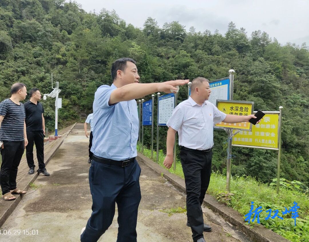 李伟世走访慰问老党员和困难党员并督导防汛工作