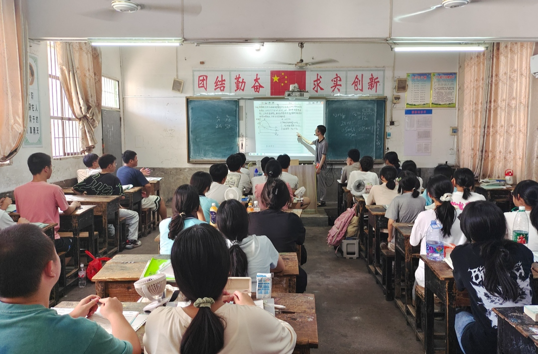 双峰县第三届火炬班再燃：高分考生引领学习热潮，助力山区学生梦想起航