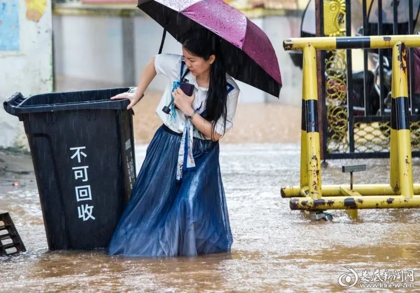 抗击台风“格美” 双峰在行动丨致敬！暴雨中的每一次“出手”