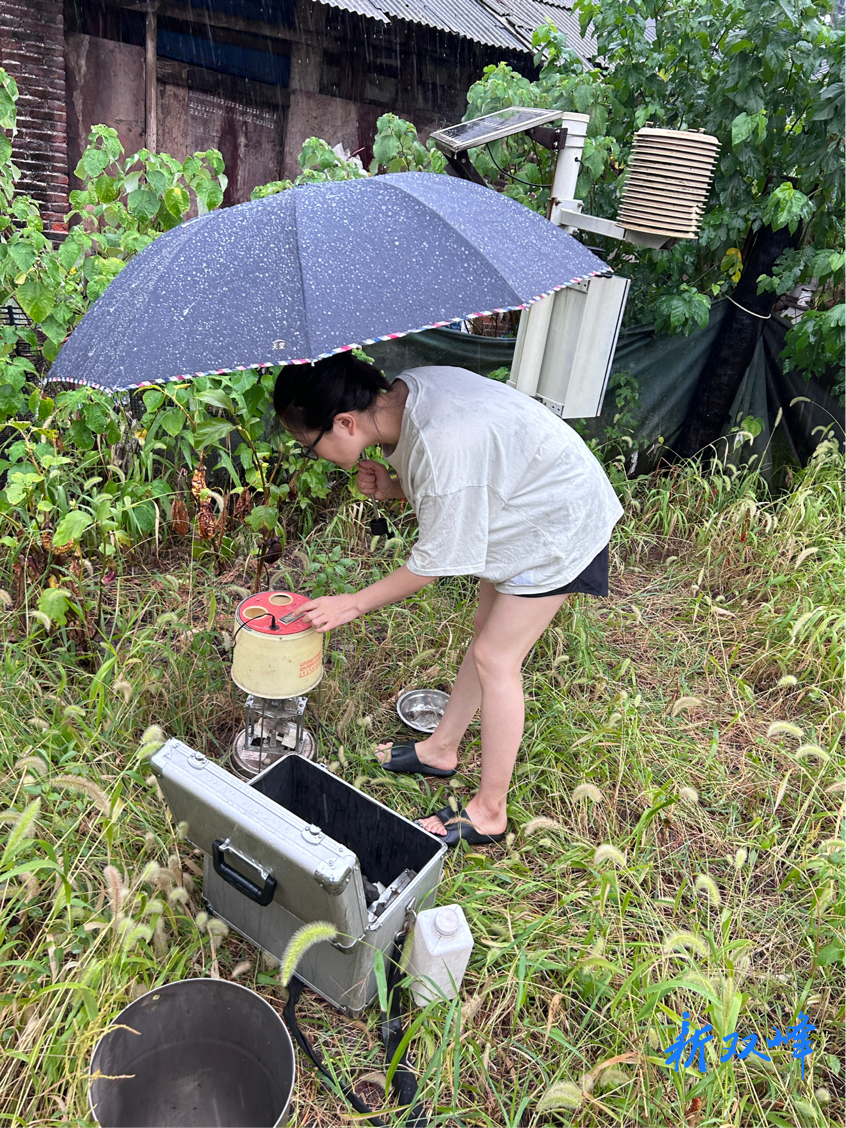 双峰县气象局迎雨而上保障气象数据正常传输