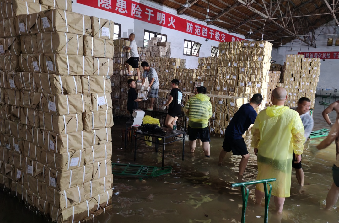 抗击台风“格美” 双峰在行动｜新华书店36万册书籍坐“铲车”紧急转移