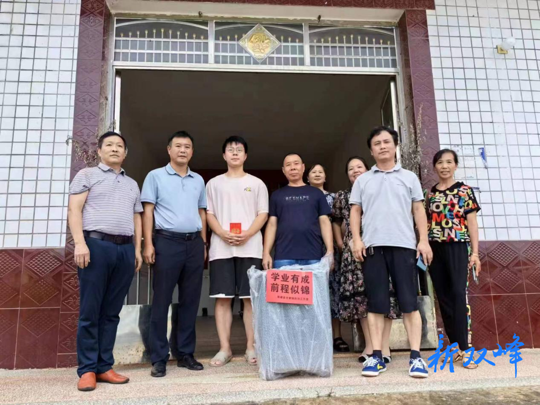 甘棠镇政协委员工作室开展爱心助学活动