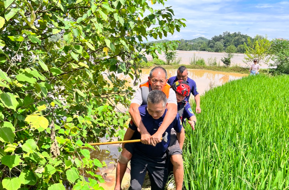 抗击台风“格美” 双峰在行动｜永丰街道：3名被困群众成功转移