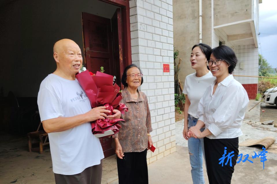 杏子铺镇88岁老兵李长生收到远方的节日礼物