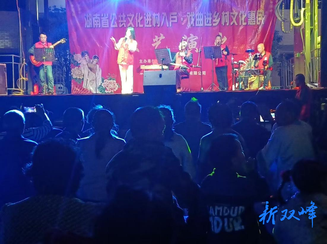 杏子铺镇举行“送戏下乡”演艺惠民活动